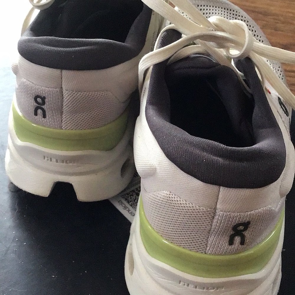 On Running Women’s 8 White and Green Running Shoes - Picture 3 of 11
